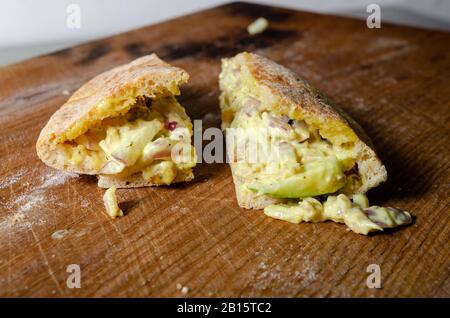 Torta cipriota pollo salsa di legno fondo Foto Stock