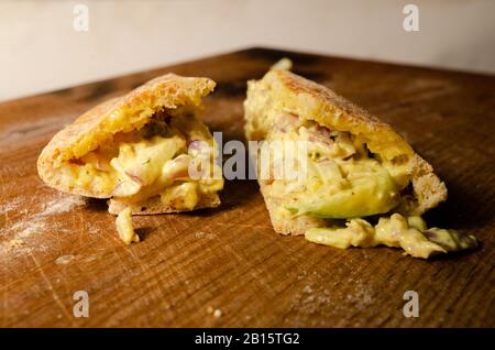 Torta cipriota pollo salsa di legno fondo Foto Stock