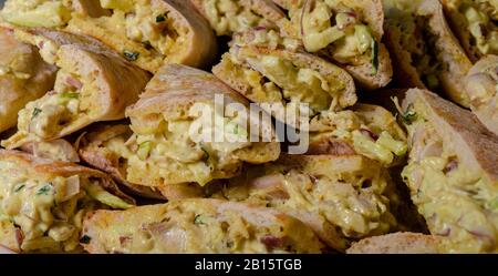 Torta cipriota pollo salsa di legno fondo Foto Stock