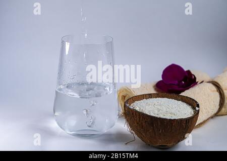 Polvere di collagene in mezzo cocco con un cucchiaio per misurare la quantità. Assunzione di proteine extra. Foto Stock