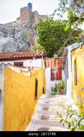 Strada panoramica stretta con vecchie case in Anafiotika, quartiere Plaka, Atene, Grecia. Plaka è una delle principali attrazioni turistiche di Atene. Bellissima Foto Stock