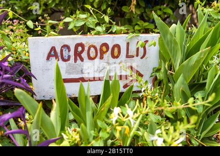 Cartello a mano che indica l'Acropoli nell'area di Anafiotika nel quartiere di Plaka, Atene, Grecia. Plaka e l'Acropoli sono uno dei principali punti di riferimento di Foto Stock