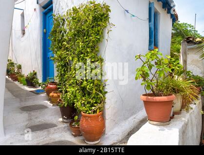 Strada panoramica stretta con vecchia casa a Anafiotika nel quartiere Plaka, Atene, Grecia. Plaka è una delle principali attrazioni turistiche di Atene. Bellissima Foto Stock