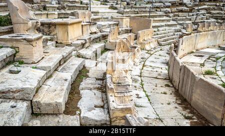 Teatro di Dioniso ai piedi dell'Acropoli, Atene, Grecia. E' uno dei principali punti di riferimento di Atene. Dettaglio del famoso teatro all'aperto con ston Foto Stock