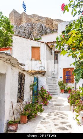 Vecchia strada stretta a Anafiotika, quartiere Plaka, Atene, Grecia. Plaka è una delle principali attrazioni turistiche di Atene. Strada panoramica tra bianco ho Foto Stock