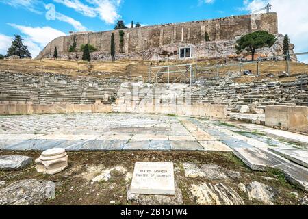 Teatro di Dioniso ai piedi dell'Acropoli, Atene, Grecia. E' uno dei principali punti di riferimento di Atene. Panorama delle antiche rovine greche di Atene Foto Stock