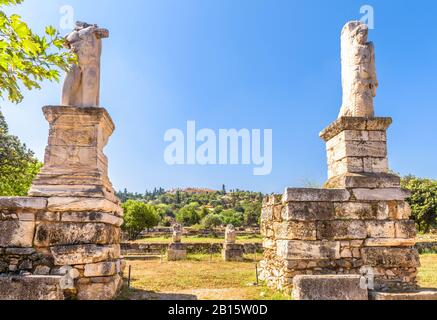 Statue sull'antica Agora, Atene, Grecia. Vista panoramica del parco storico nel centro di Atene. La famosa antica Agorà greca è uno dei principali luoghi di interesse Foto Stock