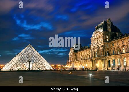 Parigi - 25 SETTEMBRE: Museo del Louvre di notte il 25 settembre 2013 a Parigi. Il Louvre è uno dei più grandi musei del mondo e uno dei maggiori Foto Stock