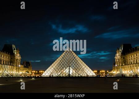 Parigi - 25 SETTEMBRE 2016: Museo del Louvre con la famosa piramide di vetro di notte. Il Louvre è uno dei più grandi musei del mondo e uno di questi Foto Stock