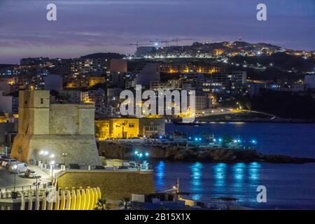 Malta, Baia di San Paolo: Vista panoramica notturna della Baia di San Paolo, una meta turistica popolare nella parte nord-occidentale di Malta . Foto Stock