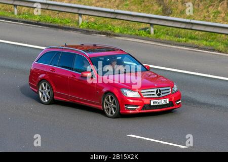 2011 Red Mercedes-Benz C220 Sport CDI Blueeffi-C; Regno Unito traffico veicolare, trasporti, moderni, berline, est-bound sulla 3 corsia autostrada M6. Foto Stock