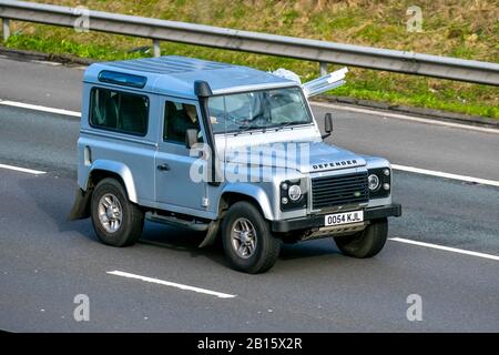 2008 Silver Land Rover Defender 90 XS SW SWB con [oads a strapiombo sul lato del veicolo; UK traffico veicolare, trasporti, berline moderne, in direzione est sull'autostrada M6 a 3 corsie. Foto Stock