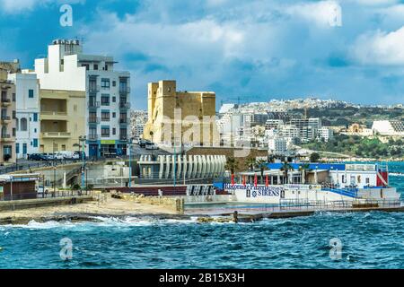 Malta, Baia di San Paolo: Vista panoramica sulla Baia di San Paolo, una meta turistica popolare nella parte nord-occidentale di Malta . Foto Stock