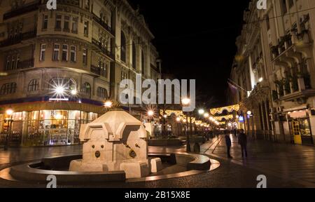 Scena notturna lungo la strada pedonale Knez Mihailova nel centro di Belgrado, Serbia, una delle attrazioni della città, che mostra l'atmosfera vivace. Lungo Foto Stock