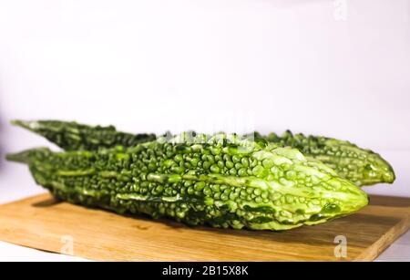 Una bella zucca verde amara con buona texture Foto Stock