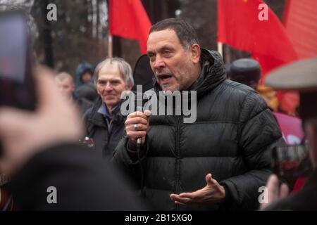 Mosca, Russia. 23rd di febbraio, 2020 politico russo e presentatore televisivo Maxim Shevchenko in una manifestazione e una marcia nel centro di Mosca che segna il 102nd anniversario della fondazione dell'Armata Rossa sovietica e della Marina sovietica Foto Stock