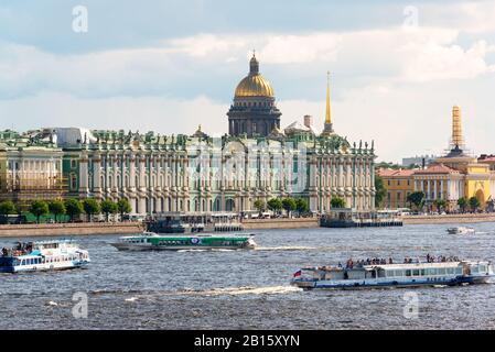 San PIETROBURGO, RUSSIA - 13 GIUGNO 2014: Barche turistiche che galleggiano sul fiume Neva. San Pietroburgo era la capitale della Russia e attrae molti turisti. Foto Stock