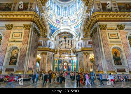 SAN PIETROBURGO, RUSSIA - 14 GIUGNO 2014: I turisti visitano la cattedrale di Sant'Isacco. Foto Stock