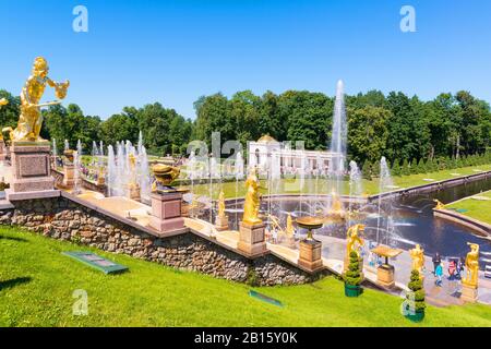 San PIETROBURGO, RUSSIA - 15 GIUGNO 2014: Grand Cascade nel Palazzo Perterhof. Il palazzo di Peterhof è incluso nella lista dei patrimoni dell'umanità dell'UNESCO. Foto Stock