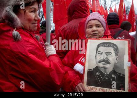 Mosca, Russia. 23rd di febbraio, 2020 Partecipanti ad un rally e ad una marcia nel centro di Mosca che segnano il 102nd anniversario della fondazione dell'Armata Rossa Sovietica e della Marina Sovietica. La gente tiene i banner con il ritratto del leader russo sovietico Josef Stalin Foto Stock