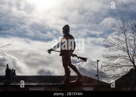 Warrington, Regno Unito. 23rd Feb, 2020. La statua in bronzo ritratto nel Giardino della Regina, Palmyra Square, Warrington Town Center è di Lt Colonel W McCarthy o'Leary del Reggimento del Lancashire Sud. L'assedio di Ladysmith dove i Boers e le alture di Tugela dovevano essere presi. Era Pieter's Hill nelle alture di Tugela quando Lt col McCarthy o'Leary ha guidato il credito di addebito: John Hopkins/Alamy Live News Foto Stock