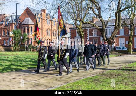 Warrington, Regno Unito. 23rd Feb, 2020. Ex-militari marciano alla statua in bronzo ritratto nel Giardino della Regina, Palmyra Square, Warrington Town Center è di Lt Colonel W McCarthy o'Leary del South Lancashire Regiment. L'assedio di Ladysmith dove i Boers e le alture di Tugela dovevano essere presi. Era Pieter's Hill nelle alture di Tugela quando Lt col McCarthy o'Leary ha guidato il credito di addebito: John Hopkins/Alamy Live News Foto Stock