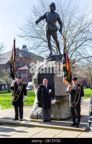 Warrington, Regno Unito. 23rd Feb, 2020. Raccolta e servizio presso la statua in bronzo ritratto nel Giardino della Regina, Palmyra Square, Warrington Town Center è di Lt Colonel W McCarthy o'Leary del South Lancashire Regiment. L'assedio di Ladysmith dove i Boers e le alture di Tugela dovevano essere presi. Era Pieter's Hill nelle alture di Tugela quando Lt col McCarthy o'Leary ha guidato il credito di addebito: John Hopkins/Alamy Live News Foto Stock