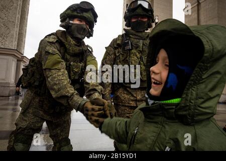 Mosca, Russia. 23rd di febbraio 2020 Vista degli uomini nell'uniforme moderna dell'esercito russo durante l'azione 'Guardiani della Patria in ogni momento' all'arco dell'entrata principale del VDNKh in celebrazione del 23 febbraio 'giorno di difensore della Patria', Che è custodito da sentry nella tradizionale uniforme dell'esercito russo di diverse epoche storiche, a Mosca, Russia Foto Stock