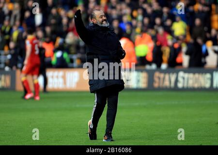 Wolverhampton, Regno Unito. 23rd Feb, 2020. Wolverhampton Wanderers Head Coach Nuno Espirito Santo celebra la vittoria delle sue squadre. Premier League match, Wolverhampton Wanderers / Norwich City at Molineux Stadium in Wolverhampton Domenica 23rd Febbraio 2020. Questa immagine può essere utilizzata solo per scopi editoriali. Solo uso editoriale, licenza richiesta per uso commerciale. Nessun utilizzo nelle scommesse, nei giochi o nelle singole pubblicazioni club/campionato/giocatore. PIC by Steffan Bowen/Andrew Orchard sports photography/Alamy Live News Credit: Andrew Orchard sports photography/Alamy Live News Foto Stock