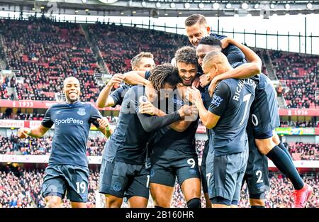 Londra, Regno Unito. 23rd Feb, 2020. I lupi celebrano l'obiettivo Dominic Calvert-Lewin dell'Everton FC nei primi minuti della partita della Premier League tra l'Arsenal e Everton all'Emirates Stadium di Londra, Inghilterra, il 23 febbraio 2020. Foto Di Phil Hutchinson. Solo uso editoriale, licenza richiesta per uso commerciale. Nessun utilizzo nelle scommesse, nei giochi o nelle singole pubblicazioni di club/campionato/giocatore. Credit: Uk Sports Pics Ltd/Alamy Live News Foto Stock