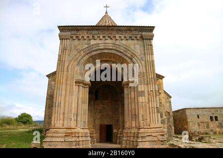 Splendida Chiesa Porch Di San Paolo E La Cattedrale Di Pietro Nel Complesso Del Monastero Di Tatev, Provincia Di Syunik, Armenia Foto Stock