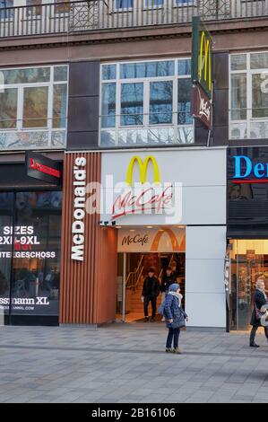 Vienna, Austria - 18 febbraio 2020: Ingresso al negozio McCafe nella città occidentale di Vienna, Austria. McCafe e' una catena di cibo e bevande in stile caffetteria, di proprieta' di McDonald's. Foto Stock