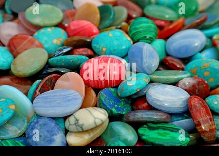 Pile di pietre semi-preziose multicolore per sfondo o carta da parati Foto Stock