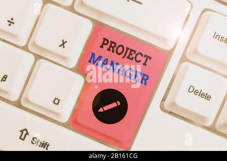 Nota di scrittura che mostra Project Manager. Concetto di business per l'addebito complessivo della pianificazione e dell'esecuzione di un progetto Foto Stock