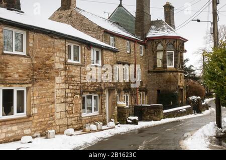 Case storiche in una giornata innevata a Gayle, Wensleydale Foto Stock