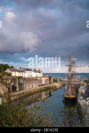 Tall navi ancorate nella storica città di Charlestown Harbour sulla costa della Cornovaglia, Inghilterra Foto Stock