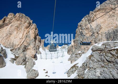 Sedie da skilift in inverno Dolomiti Dolomiti Dolomiti Italia in inverno bellissime Alpi montagne e piste da sci Cortina d'Ampezzo cinque torri mou Foto Stock