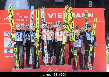 Ljubno, Slovenia. 22nd Feb, 2020. Squadre vincenti sul podio all'evento della FIS Ski Jumping World Cup Ljubno 2020 Team il 22 febbraio 2020 a Ljubno, Slovenia. Da Sinistra Team Slovenia, Team Austria E Team Norvegia. (Foto Di Rok Rakun/Pacific Press/Sipa Usa) Credito: Sipa Usa/Alamy Live News Foto Stock