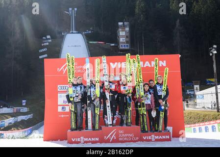 Squadre vincenti sul podio all'evento della FIS Ski Jumping World Cup Ljubno 2020 Team il 22 febbraio 2020 a Ljubno, Slovenia. Da Sinistra Team Slovenia, Team Austria E Team Norvegia. (Foto Di Rok Rakun/Pacific Press/Sipa Usa) Foto Stock