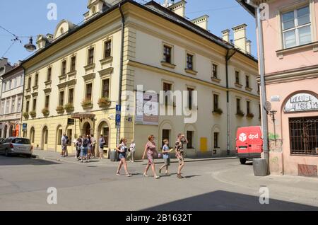 Cracovia, Polonia - 27 luglio 2018: Persone che attraversano la strada a "Kazimierz", il quartiere ebraico di Cracovia, Polonia. Foto Stock