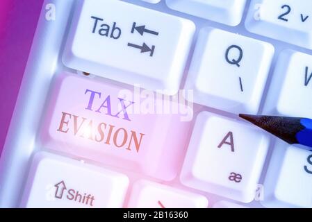 La scrittura della nota che mostra l'evasione fiscale. Il concetto di business per il mancato pagamento o la deliberata mancato pagamento delle tasse Foto Stock