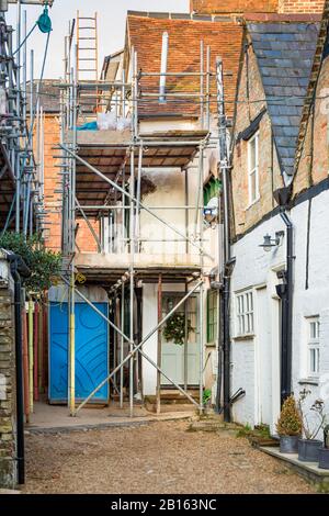 Casa inglese con ponteggi con lavori di costruzione e ristrutturazione del tetto, Regno Unito Foto Stock