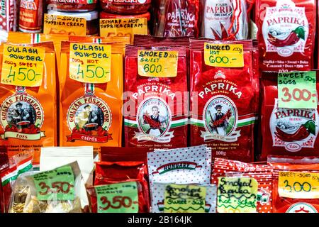 La paprika spezia in una bancarella all'interno del Grande mercato Hall (Nagyvásárcsarnok), Budapest, Ungheria Foto Stock