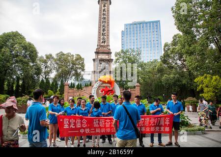 Gruppo di persone cinesi che hanno fotografato davanti al Monumento Della Morte nel Parco Del Popolo di Chengdu Cina Foto Stock