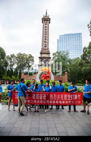 Gruppo di persone cinesi che hanno fotografato davanti al Monumento Della Morte nel Parco Del Popolo di Chengdu Cina Foto Stock