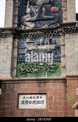 Dettaglio sul fondo del Monumento ai Martiri Del Movimento di protezione ferroviaria nel Parco Del Popolo di Chengdu Cina Foto Stock