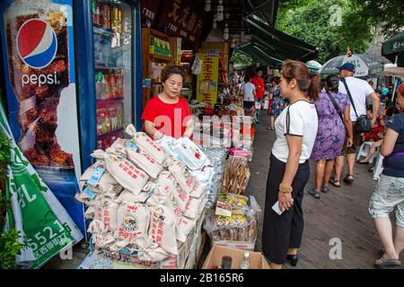 Sacchi di riso in vendita fuori negozio a Chengdu Cina Foto Stock