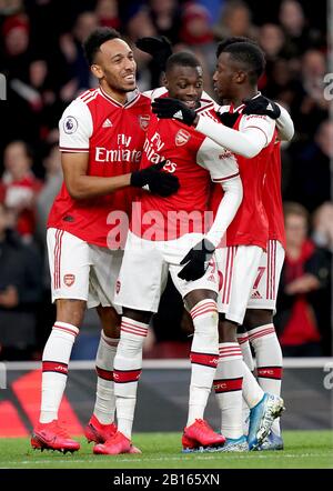 Nicolas Pepe (centro) dell'Arsenal festeggia dopo che il compagno di squadra Pierre-Emerick Aubameyang (a sinistra) ha ottenuto il terzo gol del gioco dalla sua croce durante la partita della Premier League all'Emirates Stadium di Londra. Foto Stock