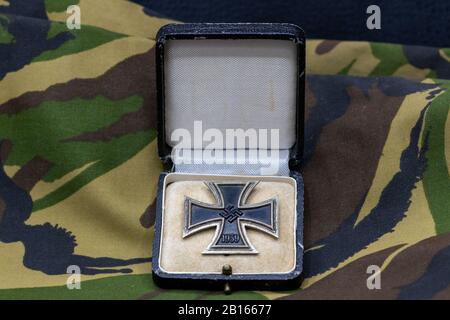 Inseguito la Germania nazista Iron Cross 1st Class su sfondo camouflage pattern Foto Stock