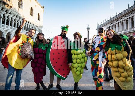 Festa di Carnevale 2020 in Piazza San Marco a Venezia dove diverse maschere si posano per i turisti il 22 febbraio 2020 Foto Stock